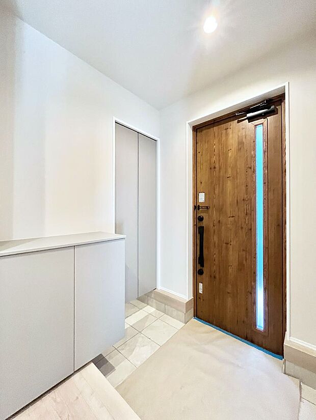 明るい玄関はお客様をお出迎えするのにぴったりです！ 