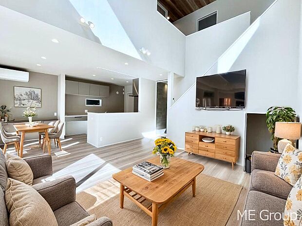 ご家族の賑やかな話し声で包まれる明るいリビング  ※家具はCGです