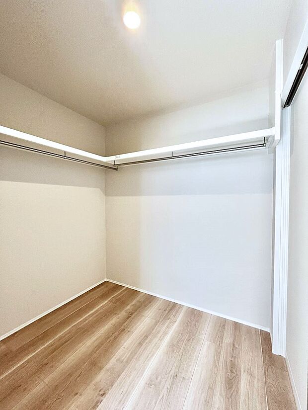 ウォークインクローゼット付きで生活空間を広く利用できます。