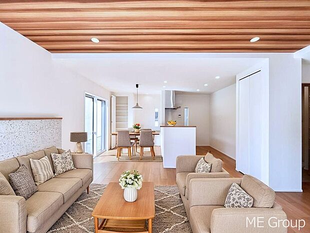 ご家族の賑やかな話し声で包まれる明るいリビング ※家具はCGです