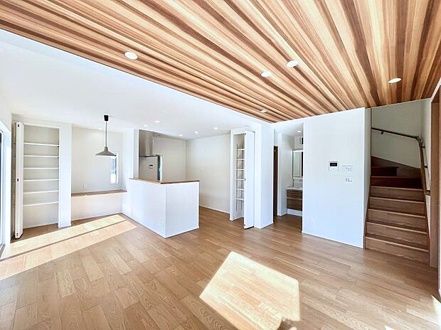 家族団らんの時間も増えそうなくつろぎのリビングダイニング。