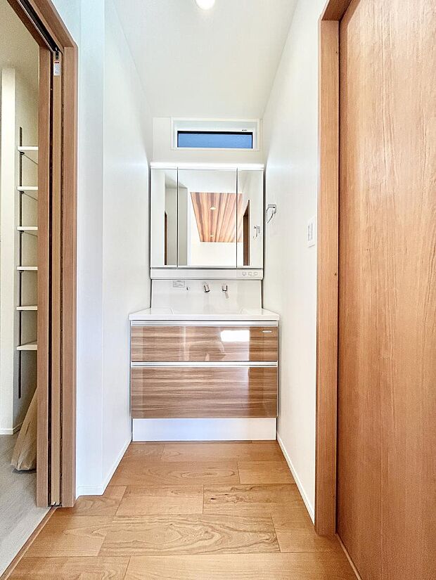 大きく見やすい三面鏡で清潔感ある洗面台は、身だしなみチェックや肌のお手入れにおすすめです。