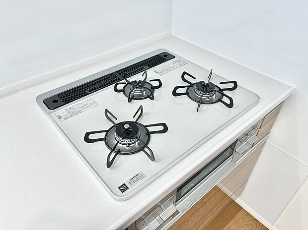 ガスコンロはSiセンサー搭載。火力調節や焦げ付き・消し忘れも防いでくれます。