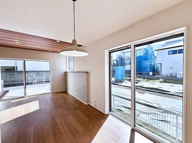 大きな窓からたっぷりの陽光と風を感じられるリビング  