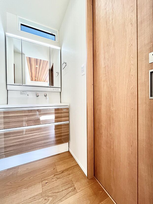 清潔感のある快適空間です。毎日の身支度も気持ち良くお使い頂けます。