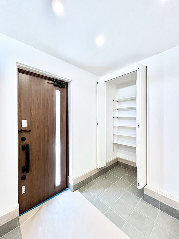 ◆No.2◆〜Entrance〜家の出入りで毎日使用するのが玄関。滞在時間は短くても、玄関の印象は家の第一印象を左右すると言っても過言ではありません。  オシャレなドアから明るい光が入ります♪