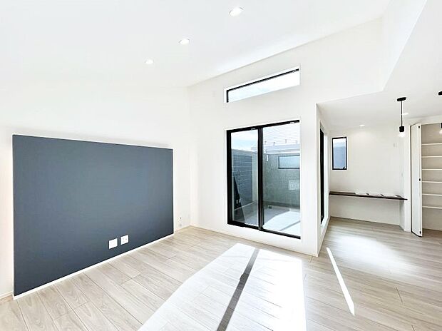 ◆No.2◆〜Living〜　飽きの来ないシンプルでおしゃれなLDK。大きな窓から日差しが差し込むので室内も明るく、家族の憩いの場としてピッタリです。開放感と日当たりの良さを是非ご覧ください！