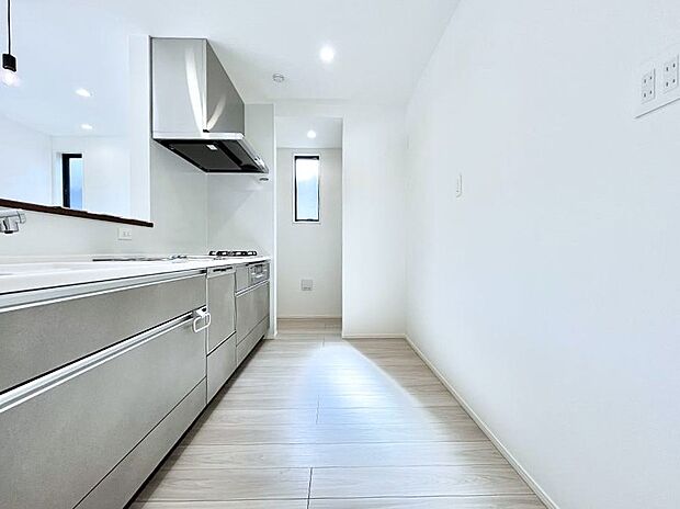 ◆No.2◆〜Kitchen〜　自然光が入る窓のあるキッチン☆毎日使う場所だからこそ、使い勝手を考慮しました。ゆったりとしたキッチンコーナーは質感豊かな仕上がりとなっております。