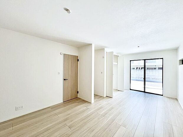 ◆No.2◆〜Bed Room〜　バルコニーからの明るい日差しが差し込みます。柔らかい自然光で朝目覚める暮らしが送れるだろう。また、機能的な収納を配置して、片付いた空間も実現出来そう。