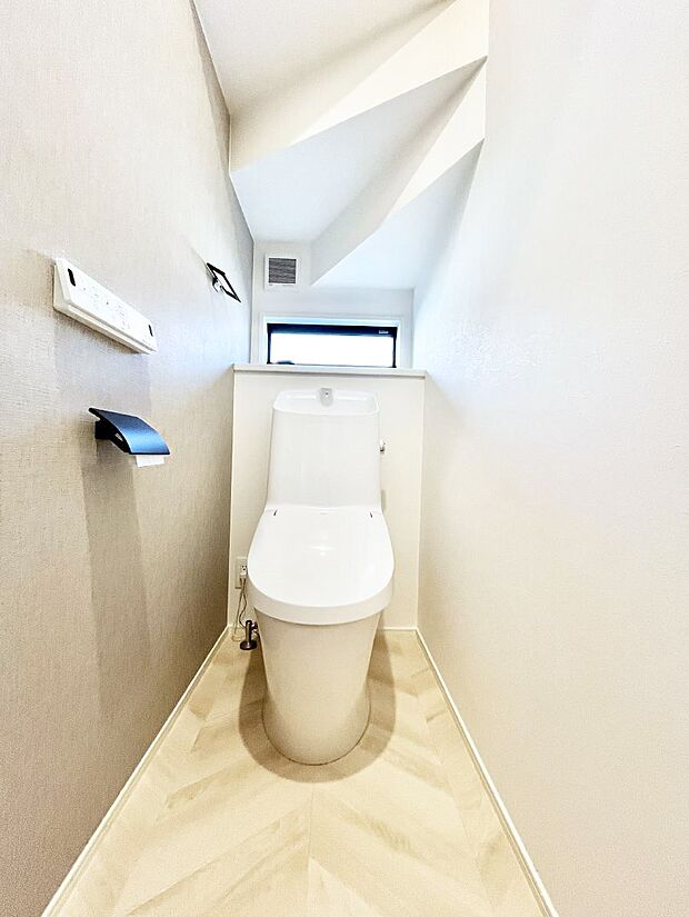 ◆No.2◆〜Toilet〜　綺麗・スッキリ・快適なウォシュレット付トイレでくつろげる空間です。採光もあり明るく、快適空間となっております♪毎日使う場所だからこその配慮です！