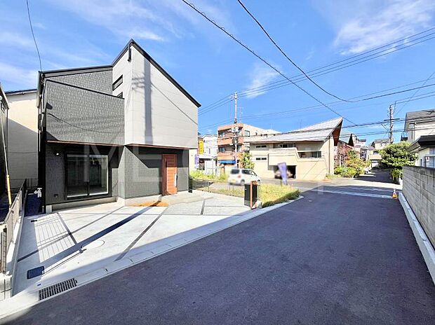 〜Exterior〜　前面道路は閑静な住宅地をはしる車通りの少ない道路。駐車の出し入れもらくらくです！ご不明点・現地見学のご希望は、お気軽にお問い合わせください！