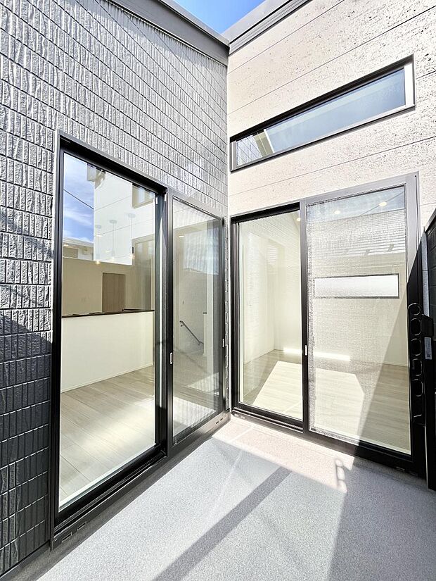 ◆No.2◆〜Balcony〜バルコニーは温かい陽がさしこみ、お布団や洗濯物を気持ちよく干すことができます。使いやすく開放的なバルコニーです♪陽ざしがたっぷり降り注ぐ、バルコニー付き住まい。  