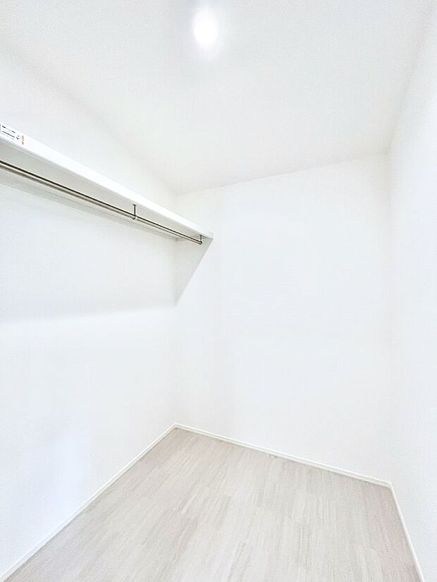 ◆No.2◆〜Walk-in Closet〜　たくさんの洋服をかけてもシワになりにくいウォークインクローゼット。普段使わない家電やスーツケース、ストック品など何でも片付く嬉しい空間です。