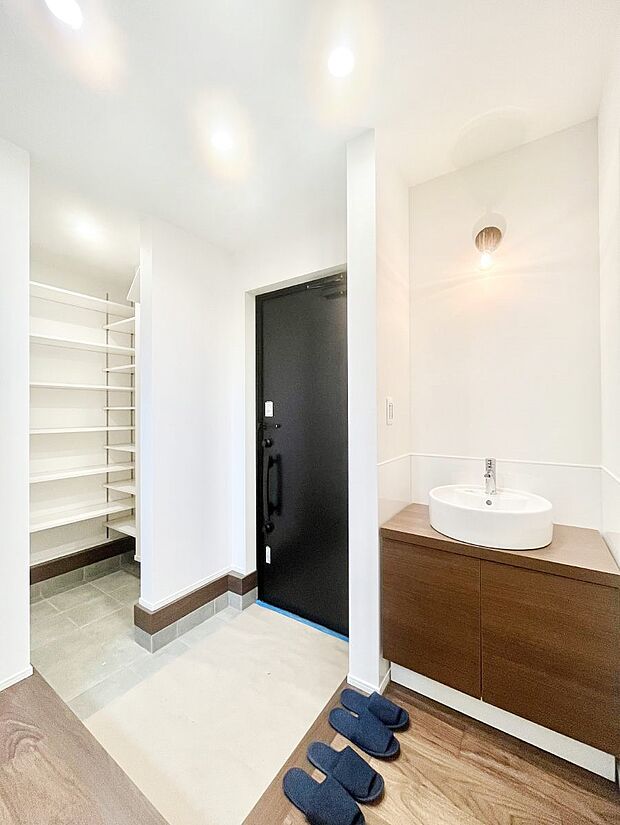 〜Entrance〜 家の中でお客様を迎える最初の場所である玄関は、家の印象そのものです!豊富な玄関収納で、常に綺麗に保つことが出来ます♪玄関にはたっぷり収納の下駄箱を完備!