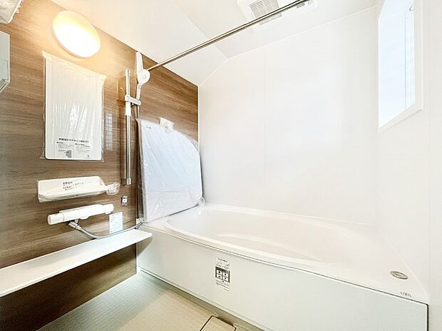 〜Bath Room〜 落ち着いた雰囲気の浴室で明日に向けてリフレッシュ。浴室乾燥機能も付いているので隣の洗濯機置き場で洗い上がった洗濯物を、雨の日も天気を気にせず乾燥させることも可能です。