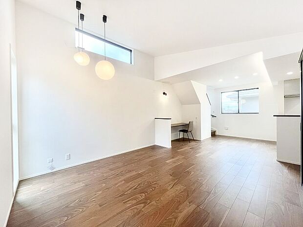 〜Living〜 日当たりのいい2階リビングはプライベート性も高く、落ち着いて暮らせます。ゆとりある暮らしと心地よい住環境が紡ぐ贅沢な時間をご家族みんなでお過ごし下さい。