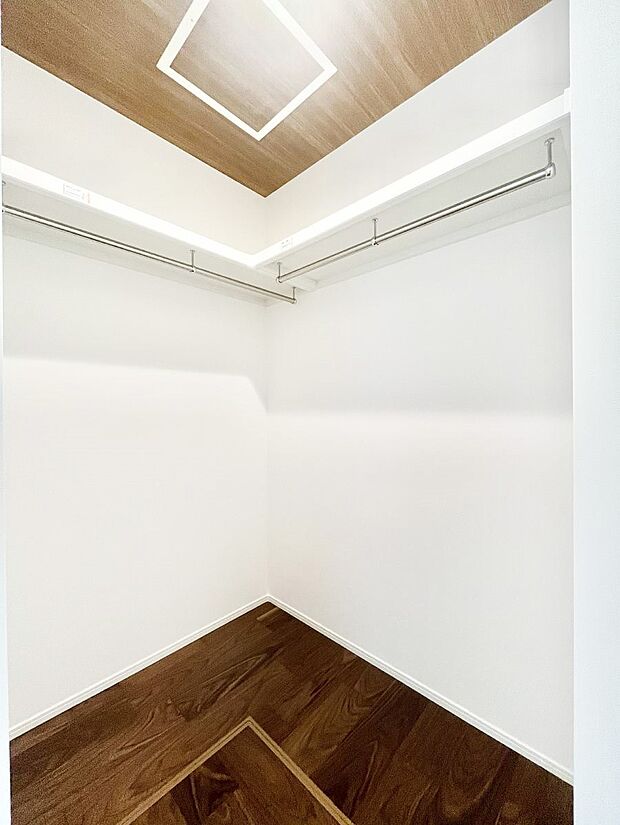 〜Walk-in Closet〜 必要なものやコーディネートを一覧して確認でき、身支度や準備が短時間で済むウォークインクローゼットを設置しました。家の中をすっきりとさせる便利な収納スペースです。