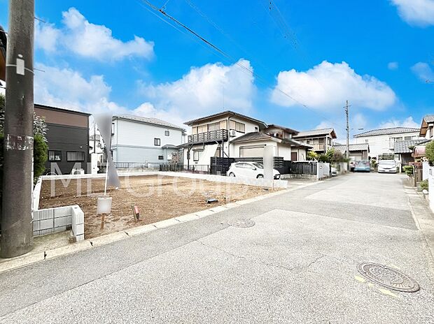 〜Exterior〜 前面道路は閑静な住宅地をはしる車通りの少ない道路。駐車の出し入れもらくらくです!ご不明点・現地見学のご希望は、お気軽にお問い合わせください!