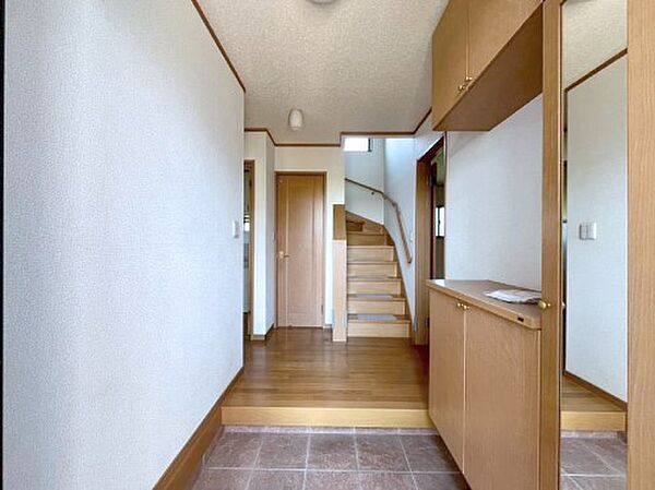 ～Entrance～　下駄箱ミラー付なので、お出かけ前の身だしなみチェックに◎♪玄関はお客様をお出迎えする一番最初の場所、帰ってくる時に入る最初の場所。そんな場所だからこそ、より良い空間に…♪