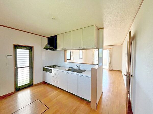 ～Kitchen～　広くて使いやすいキッチンなら家族でいっしょに料理をつくったり、後片付けも手間なくできちゃいます♪収納もたっぷりあるので、いつもすっきりと清潔な印象を保てます。