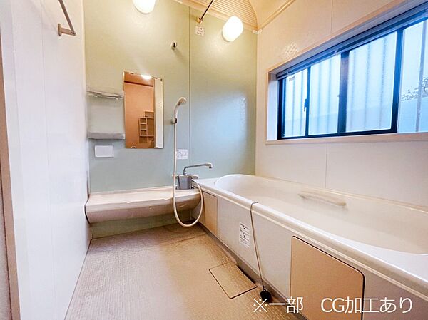 ～Bath Room～　窓付きのバスルームは、採光もあり明るく気持ちの良い空間です。窓があることで、換気環境も良好。ゆったり寛げるバスルームで、毎日のバスタイムが楽しみになりそうです。※一部DG加工有