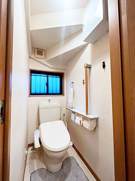 ～Toilet～　綺麗・スッキリ・快適なウォシュレット付トイレでくつろげる空間です。採光もあり明るく、快適空間となっております♪毎日使う場所だからこその配慮です！