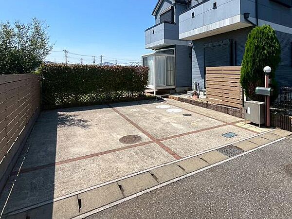 ～Parking～　駐車場2台置けます！(車種による)自転車置き場や物置場として、お子様の遊ぶスペースとして、ゆとりある敷地だからこそ可能な多用途にご利用いただけるスペースです。