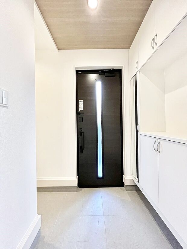 〜Entrance〜家の出入りで毎日使用するのが玄関。滞在時間は短くても、玄関の印象は家の第一印象を左右すると言っても過言ではありません。  オシャレなドアから明るい光が入ります♪