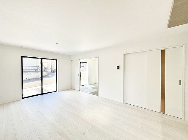 〜Living〜豊かな陽光がこの場所を照らしだす。光溢れるこの空間はみんなの笑顔が集う場所、時を忘れ、つきることのないたわいもない会話を楽しむ時間、たくさんの思いが綴られる場所。