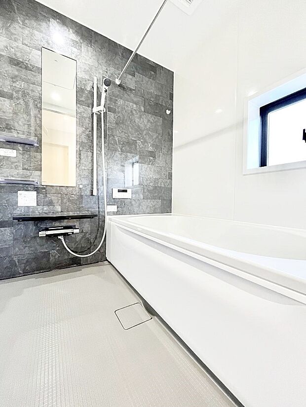 〜Bath Room〜　足を伸ばして入浴することが可能！一日の疲れを癒す貴重なバスタイムです。お子様とご一緒でも十分な広さなので、リビングとは違った家族団欒のひと時をお楽しみいただけます。