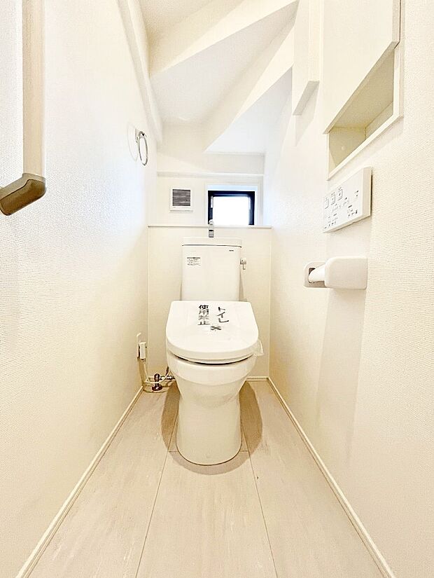 〜Toilet〜　綺麗・スッキリ・快適なウォシュレット付トイレでくつろげる空間です。採光もあり明るく、快適空間となっております♪毎日使う場所だからこその配慮です！