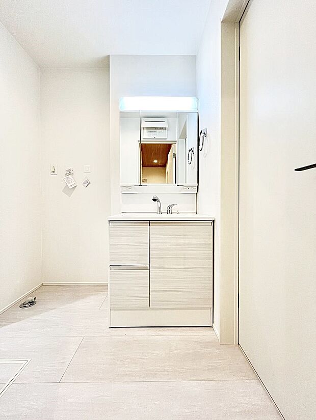 〜Dressing Room〜　十分な大きさの洗面台は収納もさる事ながら、身だしなみチェックや歯磨きなど、朝の慌ただしい時間でもホテルライクなスペースで余裕とゆとりを感じて頂けます。