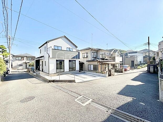 〜Exterior〜　前面道路：南西 6m 公道、北西 4m 公道　住宅地になっているので車量も少なく、静かな立地です。子育て環境も良好です♪♪周辺環境もあわせてご案内させて頂きます。