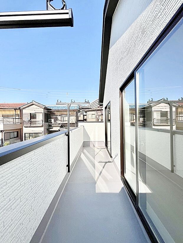 〜Balcony〜　南向きのバルコニーの前には雲以外に太陽を遮るものがありません。お洗濯物も乾きやすく、何より明るく気持ちのいい光が入ってきます。家族全員分の洗濯物も一気に干せます。