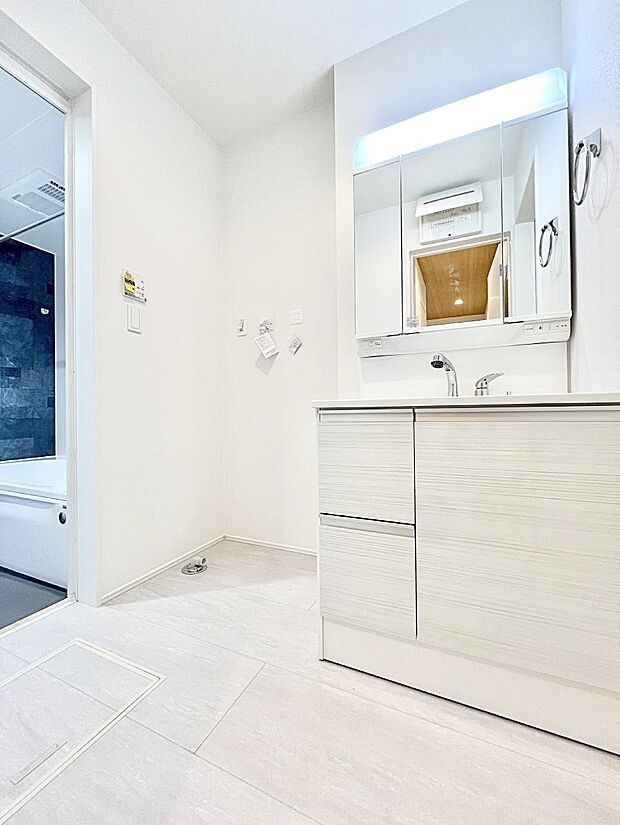 〜Dressing Room〜清潔感溢れる色合いで統一されていると、スッキリと整った印象をうけます。  鏡の裏にはたっぷりと収納スペースを標準装備！  水廻りは、シンプルかつ機能性を重視して。