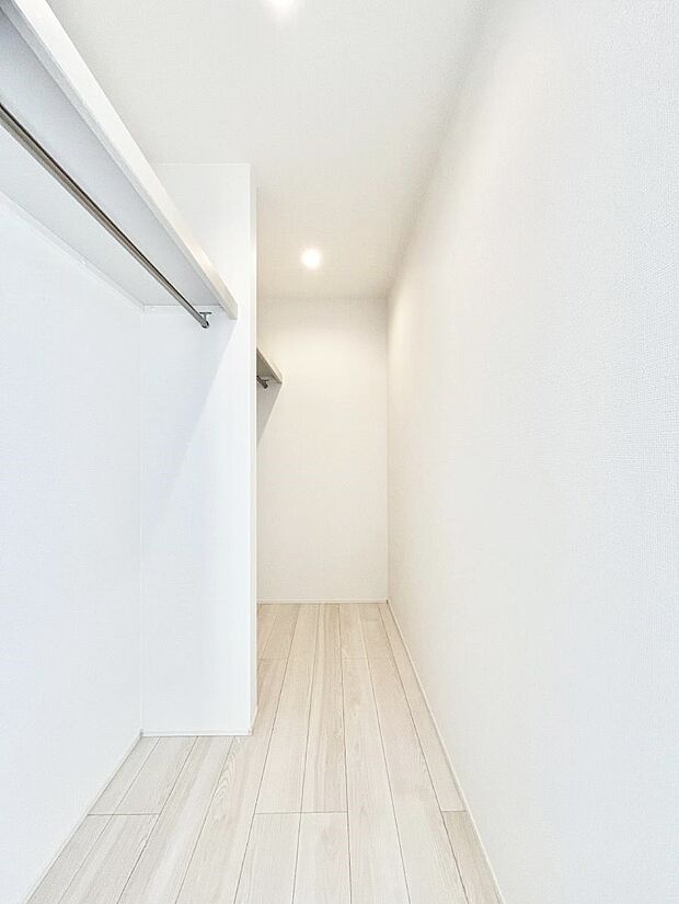 〜Walk-in Closet〜　必要なものやコーディネートを一覧して確認でき、身支度や準備が短時間で済むウォークインクローゼットを設置しました。家の中をすっきりとさせる便利な収納スペースです。