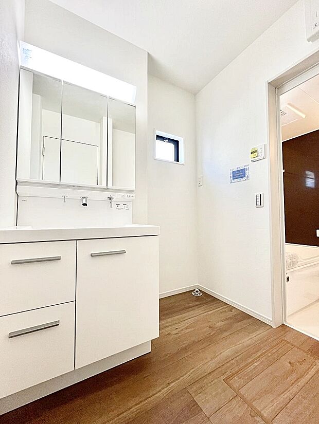 小窓がついているので湿気の多い場所でも換気が十分行えます。毎日の身支度を気持ち良く!