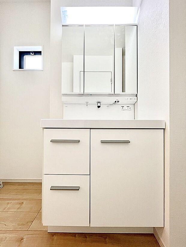 スタイリングに便利な三面鏡、ミラーキャビネットで細かい物スッキリ