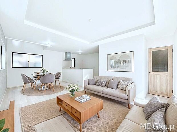 上部は吹抜け!自然光が取り込まれ、家族団らんの場所を明るく演出 ※家具はCGです