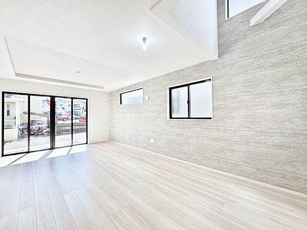 アクセントクロスがお洒落なリビング。家族でのんびりくつろげる広々スペース。