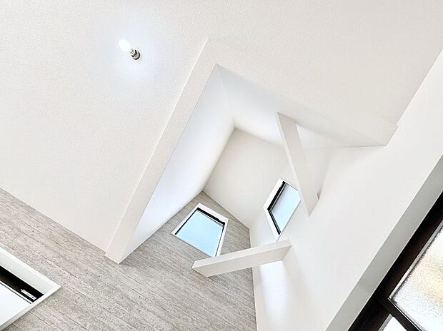 明るい日差しが差し込む吹き抜け設計