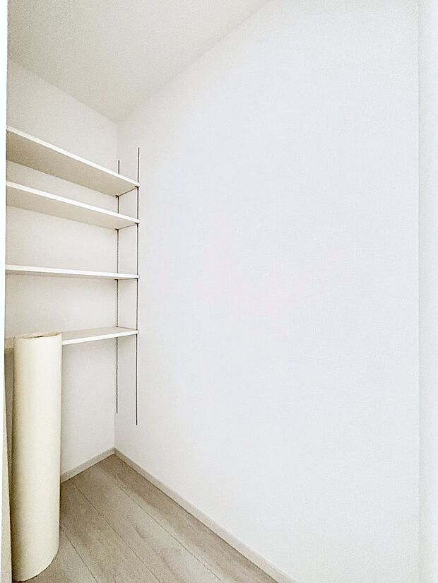 キッチンにはパントリー!食材のストックはもちろん、日用品の収納など使い方はいろいろ!