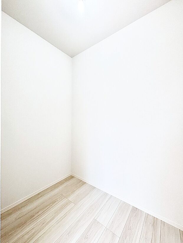 季節物の衣類もスッキリ収納できるウォークインクローゼット