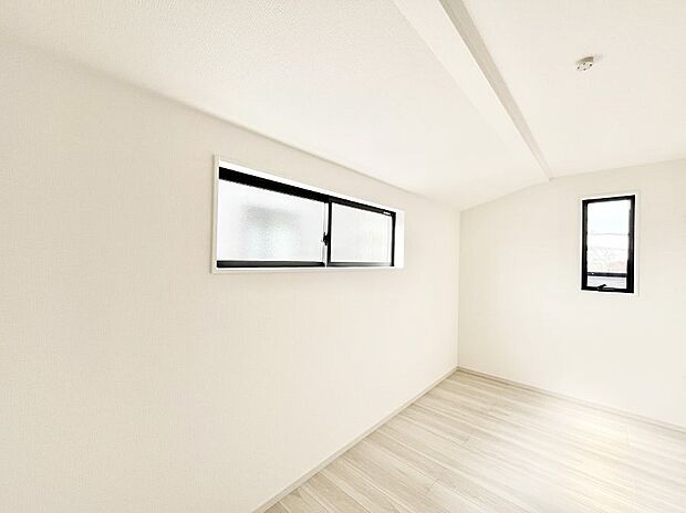 窓からのやさしい光が心地よいプライベートルーム