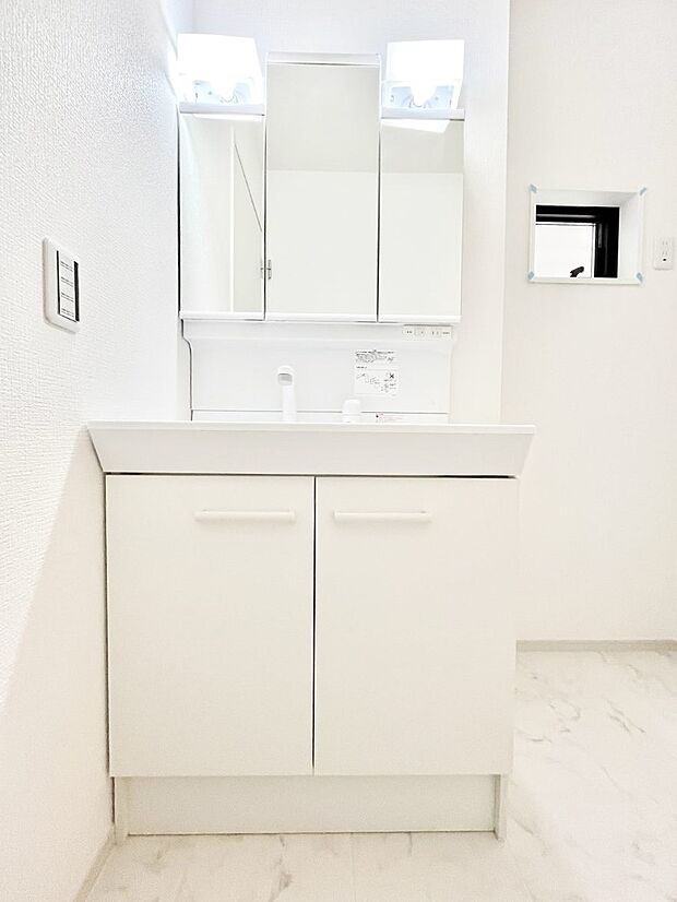 収納力と機能性に優れた洗面化粧台