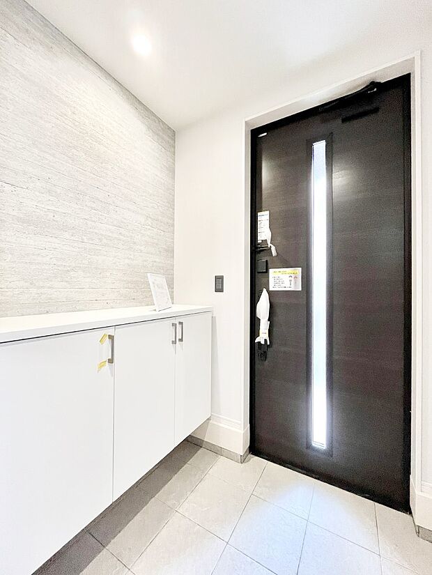 ◆2号棟◆~Entrance~ 家の中でお客様を迎える最初の場所である玄関は、家の印象そのものです!豊富な玄関収納で、常に綺麗に保つことが出来ます♪玄関にはたっぷり収納の下駄箱を完備!