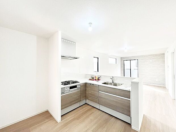 ◆2号棟◆~Kitchen~ 動線が短く、手早く作業できるL型キッチン。コーナーにスパイス類を置いてスッキリと♪広々とした作業スペースでストレスなくお料理をお楽しみいただけます♪