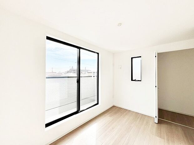 ◆2号棟◆〜Bed Room〜　マンションと違い部屋数が多いのが戸建てのメリットです。ご家族が増えたことで手狭に感じていた住まいも戸建てでは各居室プライバシーを保つことができます。