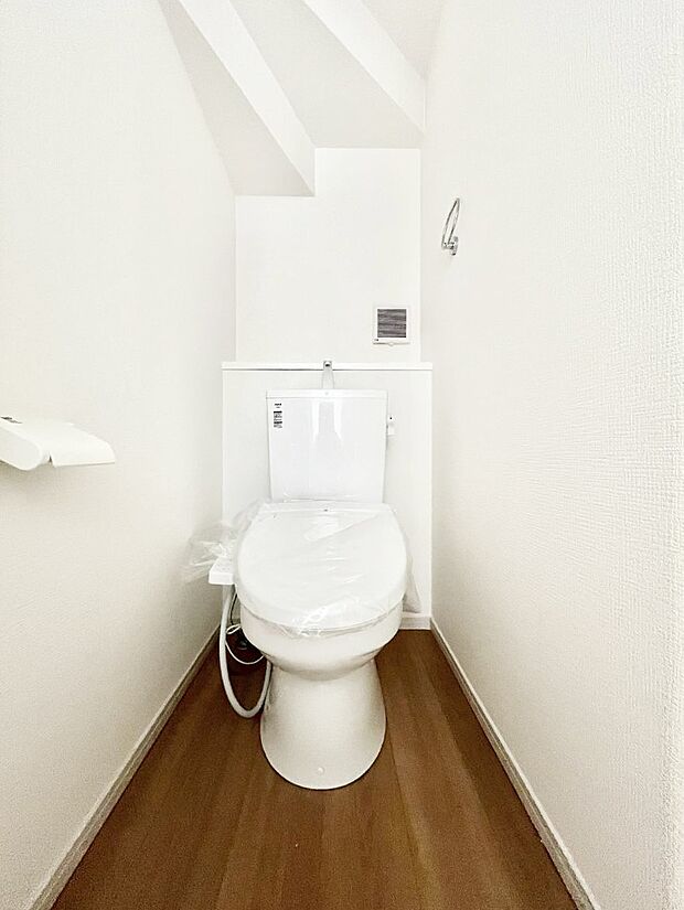 ◆2号棟◆〜Toilet〜　清潔感のある水回り♪トイレはウォシュレット付きです◎トイレは毎日使わざるを得ないもの。いつも清潔を保ちたいですね。トイレが2ヶ所あるので朝の混雑時に便利です！