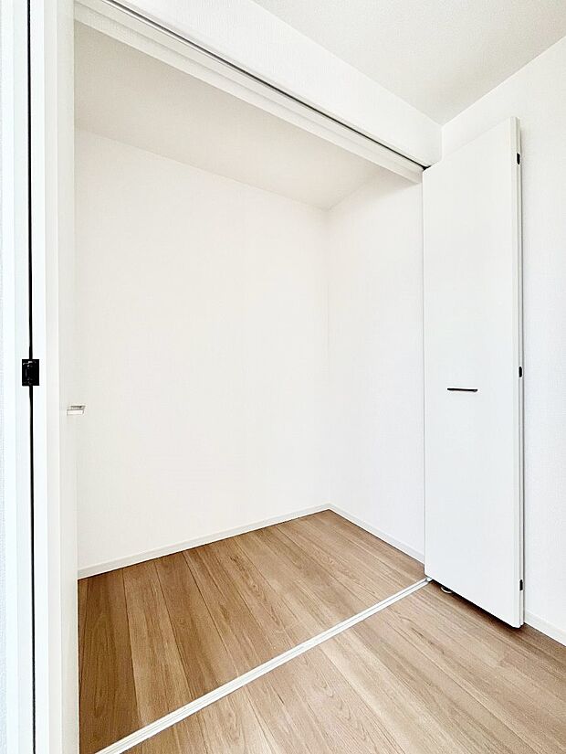 ◆2号棟◆〜Closet〜　壁面クローゼットがあればタンスを置く必要がなく、出っ張りのないスッキリ空間を維持できます。限られたスペースを有効に活用できそう。衣類や趣味の品などたっぷり収納出来ますね♪